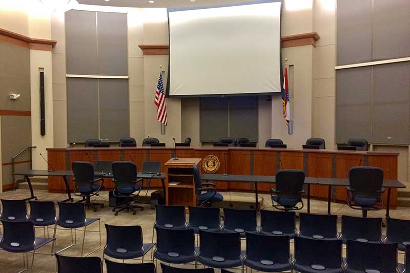 raymore-municipal-court-room-and-city-council